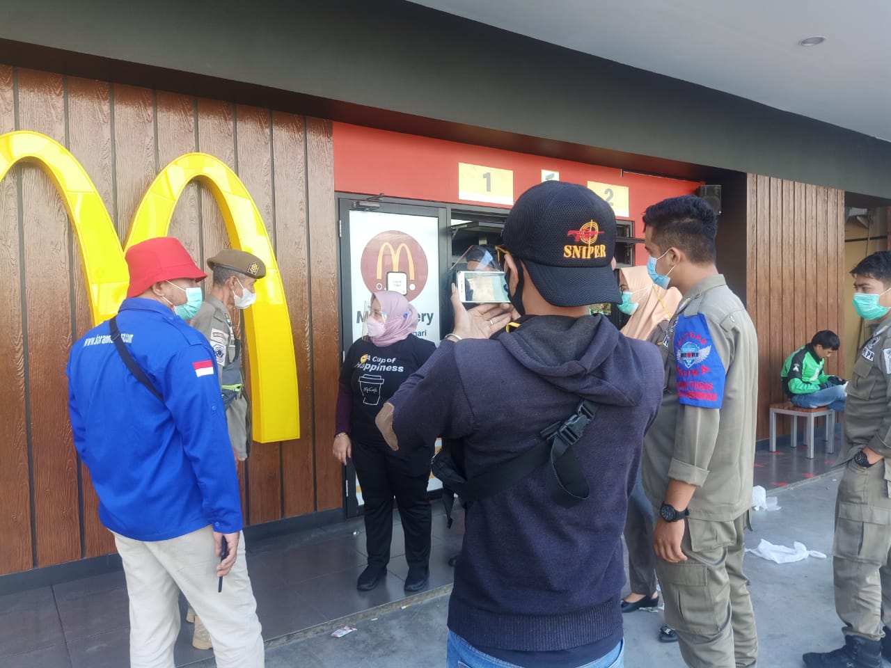 MCD Panakkukang Dipadati Ojol, Satgas Raika Turun Bubarkan